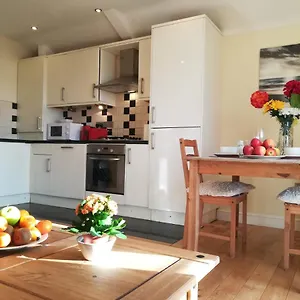  Apartment Bright, Modern 1 Bedroom Apartment, Uplands, United Kingdom
