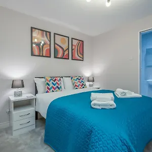  Holiday home Staybynumbers - Centre - 3 Bed, 3 Bathroom & Parking United Kingdom